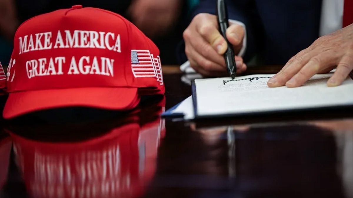 El presidente Donald Trump firm&oacute; varios decretos y resoluciones ejecutivas desde que asumi&oacute;, que fueron criticadas fuertemente por Joe Biden. Cr&eacute;dito: EFE.