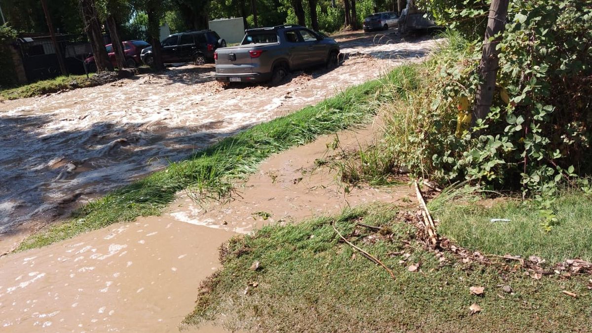 Transitar por Guardia Vieja durante y después de la tormenta que afectó Luján de Cuyo fue una odisea. Transitar por Guardia Vieja durante y después de la tormenta que afectó Luján de Cuyo fue una odisea.