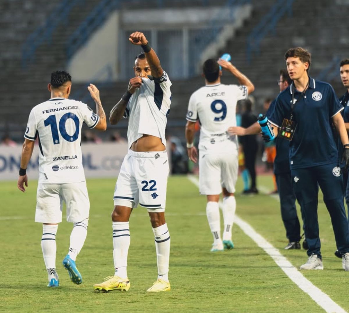 Villa hizo un golazo y lideró a Independiente Rivadavia en la Copa Libertadores. Villa hizo un golazo y lideró a Independiente Rivadavia en la Copa Libertadores.