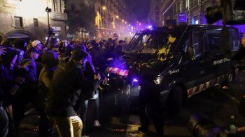 Batalla campal y represión en Barcelona: barricadas, heridos y detenidos