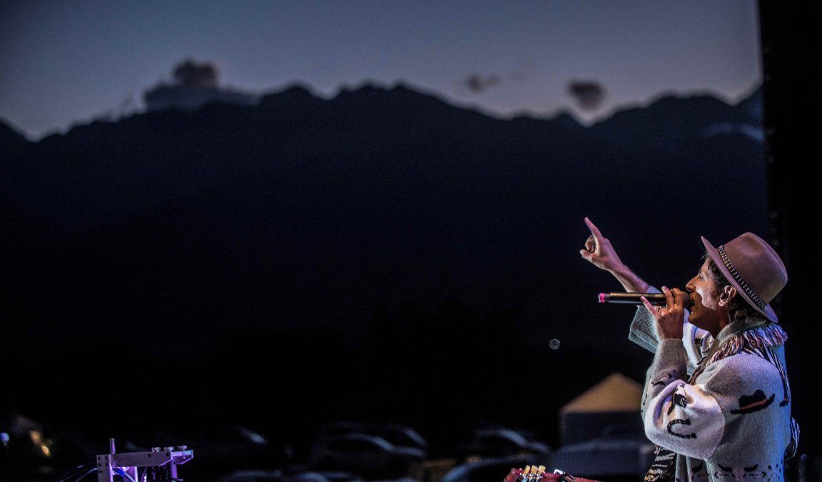 Coti Sorokin:  “Es participar en un evento único, por el lugar, el escenario, el marco. Es único porque en ese lugar con la energía que se genera tomamos vino y hacemos música, ¿qué más se puede pedir? Es un festival que es un culto a la amistad, al amor, a la pasión por la música y el vino.
