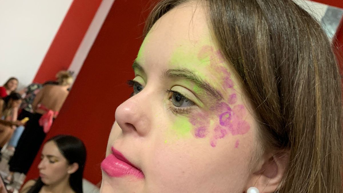 Coqueta. Abril, además de modelar, aprende sobre maquillaje y peluquería. Le gustaría seguir peluquería, pero mucho más trabajar con su novio en un restaurante, donde ella se haría cargo de la cafetería.