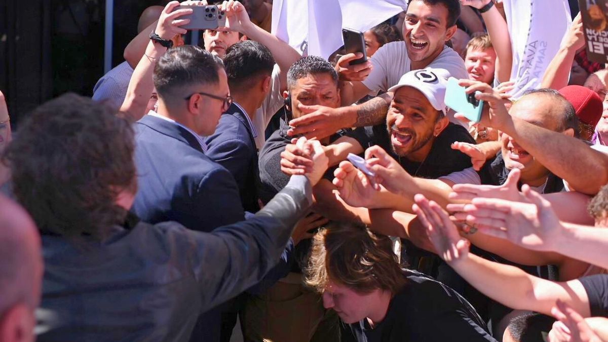 Euforia de militantes tras la llegada del presidente Javier Milei a Santa Fe. Euforia de militantes tras la llegada del presidente Javier Milei a Santa Fe.