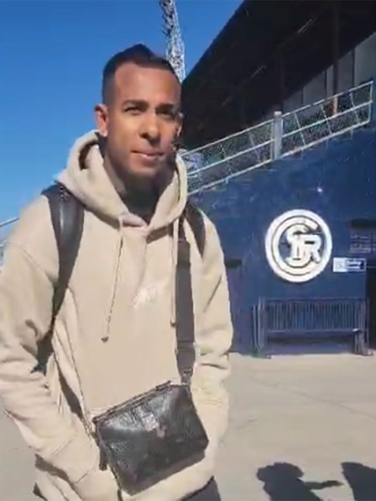 Sebastián Villa llegó al Gargantini para sumarse a Independiente Rivadavia. Sebastián Villa llegó al Gargantini para sumarse a Independiente Rivadavia.