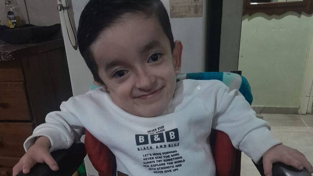 Pura facha. Esteban cumplió 12 años, es fanático de River y tiene osteogénesis imperfecta, también llamada Huesos de cristal.