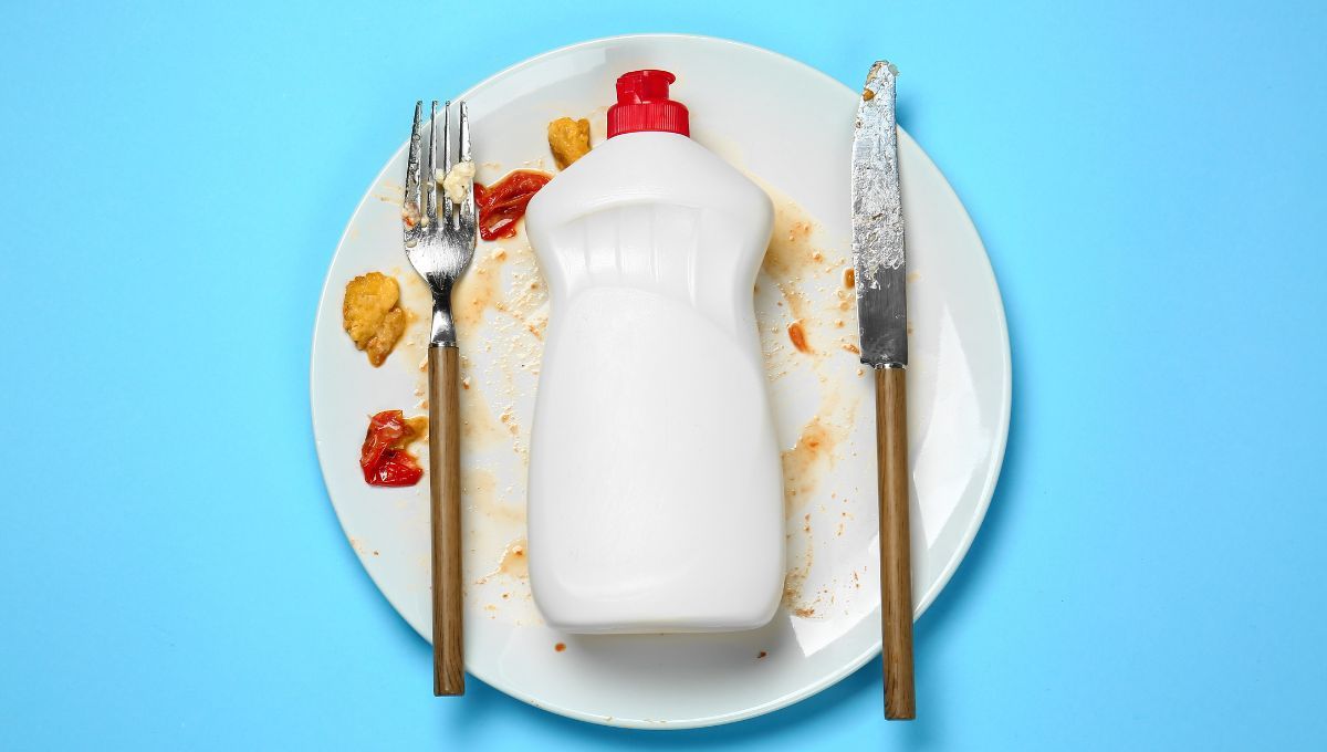 Los cubiertos no deben lavarse solo con detergente. 