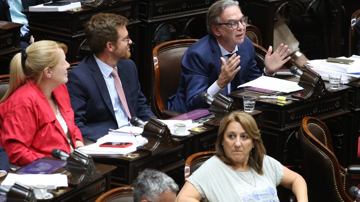 El jefe de bloque de Hacemos Coalición Federal, Miguel Ángel Pichetto, lanzó chicanas a sus pares y al gobierno en la sesión por la Ley Ómnibus. El jefe de bloque de Hacemos Coalición Federal, Miguel Ángel Pichetto, lanzó chicanas a sus pares y al gobierno en la sesión por la Ley Ómnibus.
