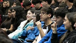 Los chicos del último año del secundario planifican y organizan la presentación de los buzos y remeras de la promoción. Sin embargo, no todo es diversión.