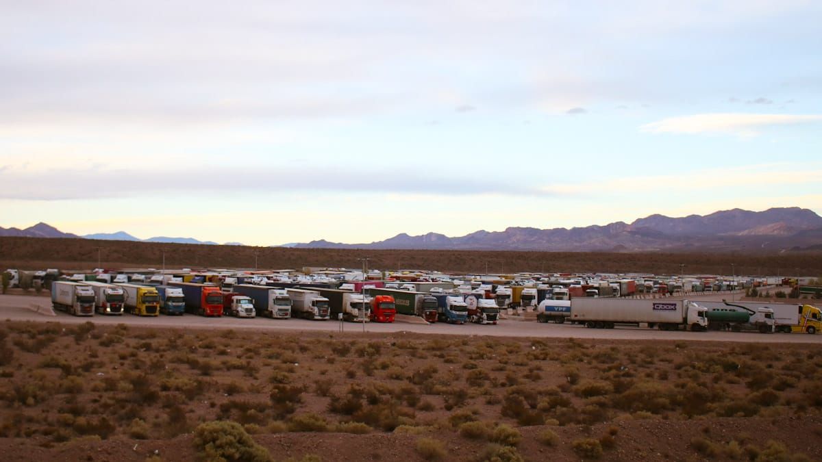 Por el cierre del Paso Cristo Redentor más de mil camiones están varados a la espera de la reapertura.