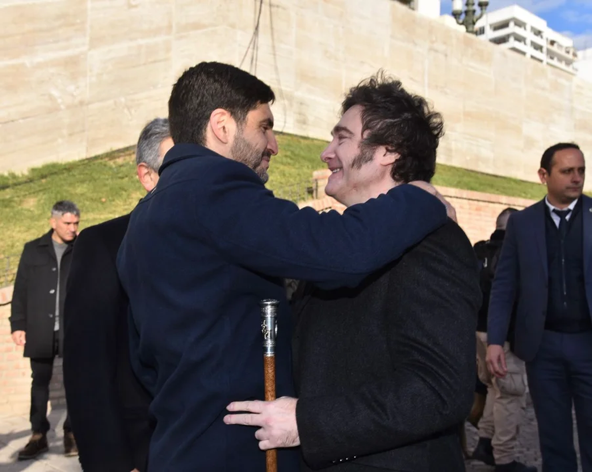 Abrazo entre Maximiliano Pullaro y Javier Milei. Abrazo entre Maximiliano Pullaro y Javier Milei.