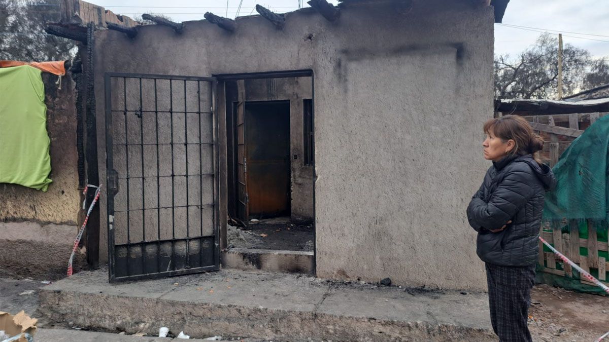 Tras el gran incendio, y con varias familias afectadas, el intendente de Capital busca erradicar la playa San Agustín del corazón de La Favorita. Tras el gran incendio, y con varias familias afectadas, el intendente de Capital busca erradicar la playa San Agustín del corazón de La Favorita.