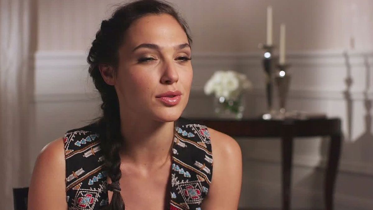 La actriz Gal Gadot interpreta a Elena Vlaslov en la película de Netflix.