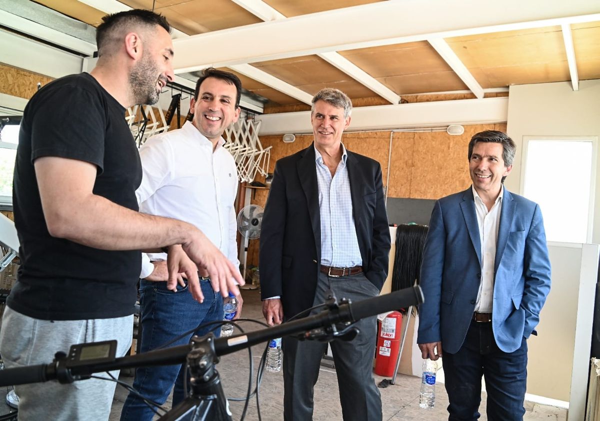 Tadeo García Zalazar, Adolfo Prat Gay y Andrés Lombardi charlaron con emprendedores del Parque TIC, entre ellos de Enerby, fabricante de bicicletas eléctricas.