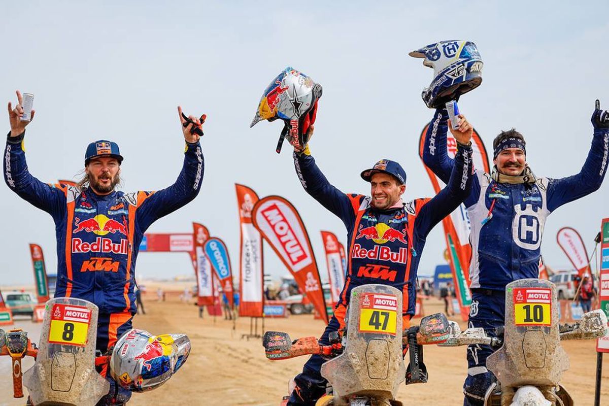 Kevin Benavides en el centro junto a sus escoltas en el Rally Dakar 2023: Toby Price y Skyler Howes