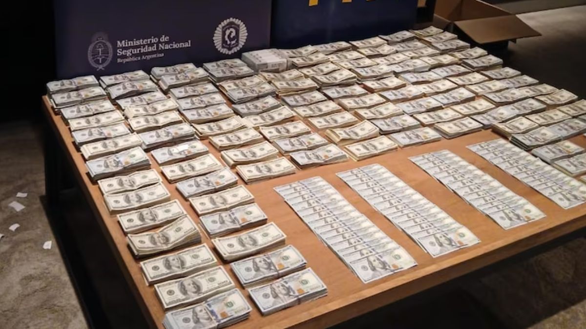 Parte de los dólares secuestrados en los departamentos de Facundo Leal, en Buenos Aires y Mendoza. Parte de los dólares secuestrados en los departamentos de Facundo Leal, en Buenos Aires y Mendoza.