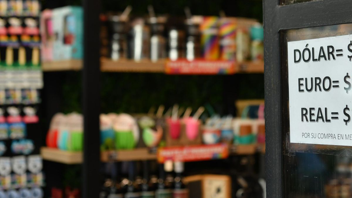 El cartel que todos los días va cambiando de valores, no sólo para el dólar, sino también para otras monedas, con el euro y el real.