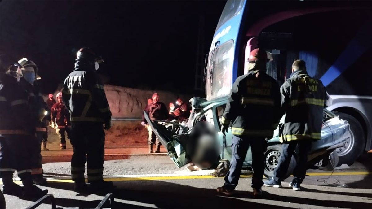 El auto quedó destruido al impactar con el colectivo. Dos ocupantes del rodado menor murieron en el acto. El drama de los accidentes en Mendoza no para.