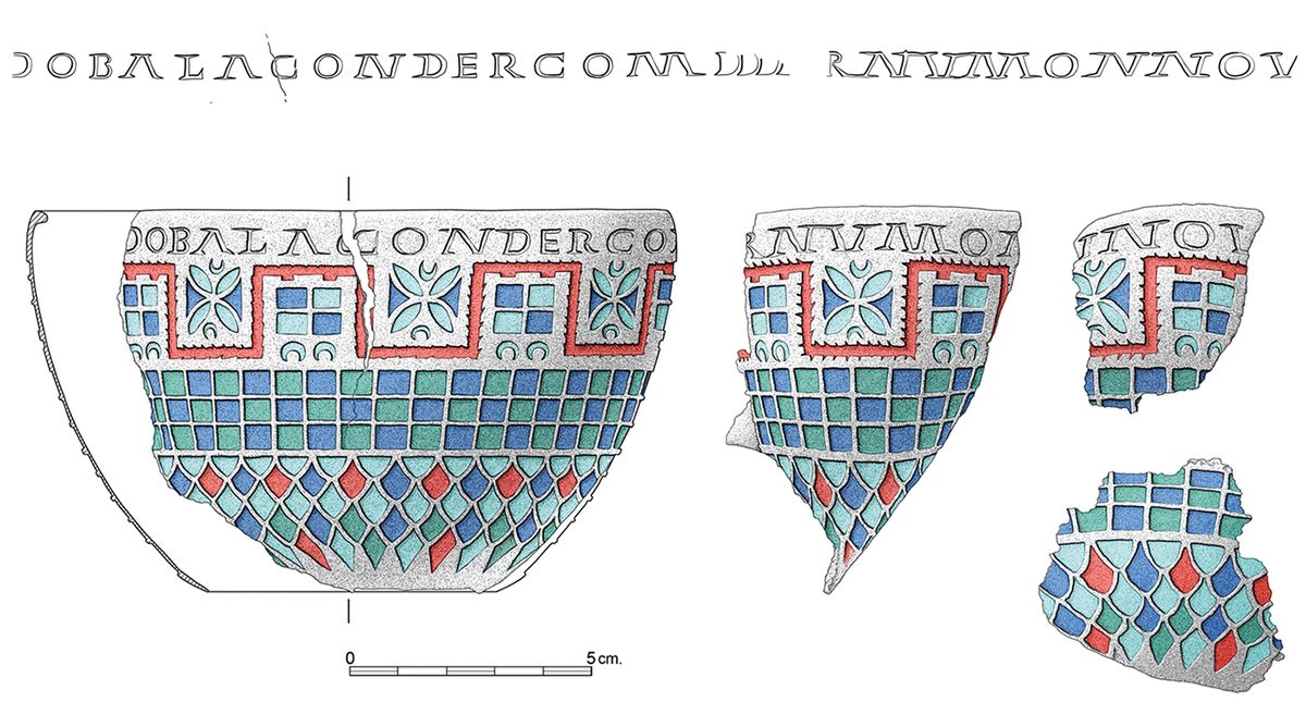 Reconstrucción visual de la decoración geométrica y el uso de la técnica champlevé en la pieza hallada en España. La imagen permite observar las bandas de cuadrados alternos en tonos azules y verdes que simulan los sillares de la muralla, junto a motivos de torres almenadas y flores de cuatro pétalos que demuestran el alto nivel de sofisticación artesanal alcanzado por los talleres romanos durante el siglo II. Reconstrucción visual de la decoración geométrica y el uso de la técnica champlevé en la pieza hallada en España. La imagen permite observar las bandas de cuadrados alternos en tonos azules y verdes que simulan los sillares de la muralla, junto a motivos de torres almenadas y flores de cuatro pétalos que demuestran el alto nivel de sofisticación artesanal alcanzado por los talleres romanos durante el siglo II.