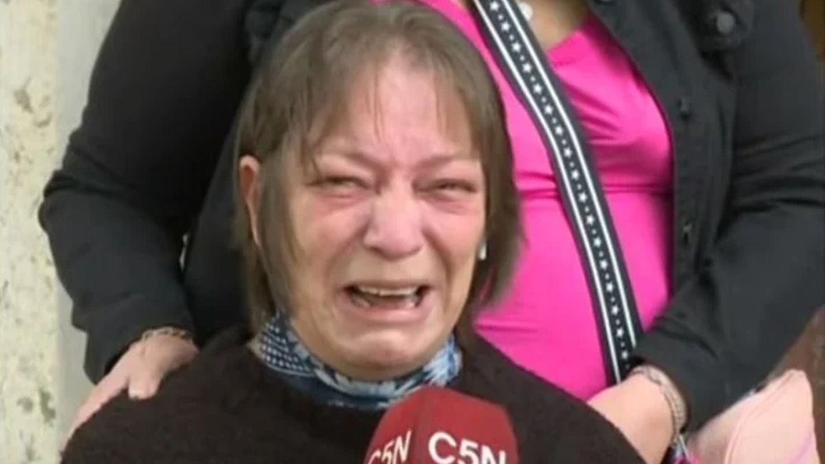 Cristina, la madre del joven asesinado de una puñalada en el tórax, frente a su casa en Avellaneda. La mujer lo llevó al Hospital pero el joven murió por la gravedad de la herida