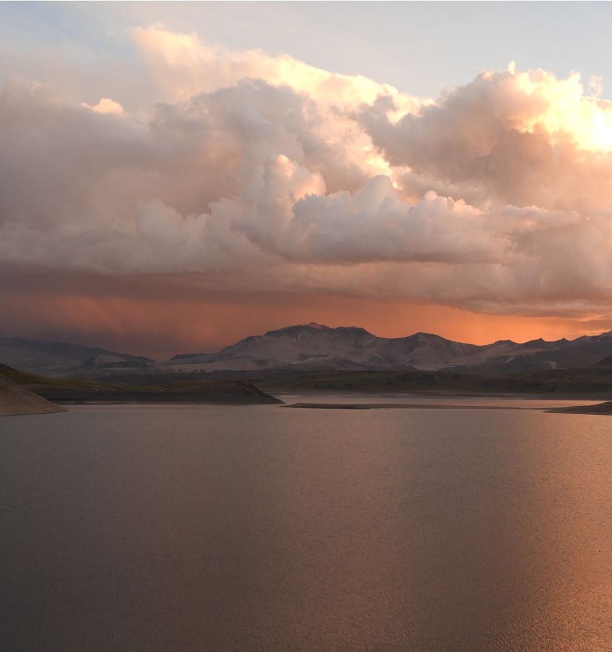 Las erupciones ocurren cuando el material caliente (magma) del interior de la tierra asciende y llega a la superficie. Las erupciones ocurren cuando el material caliente (magma) del interior de la tierra asciende y llega a la superficie.