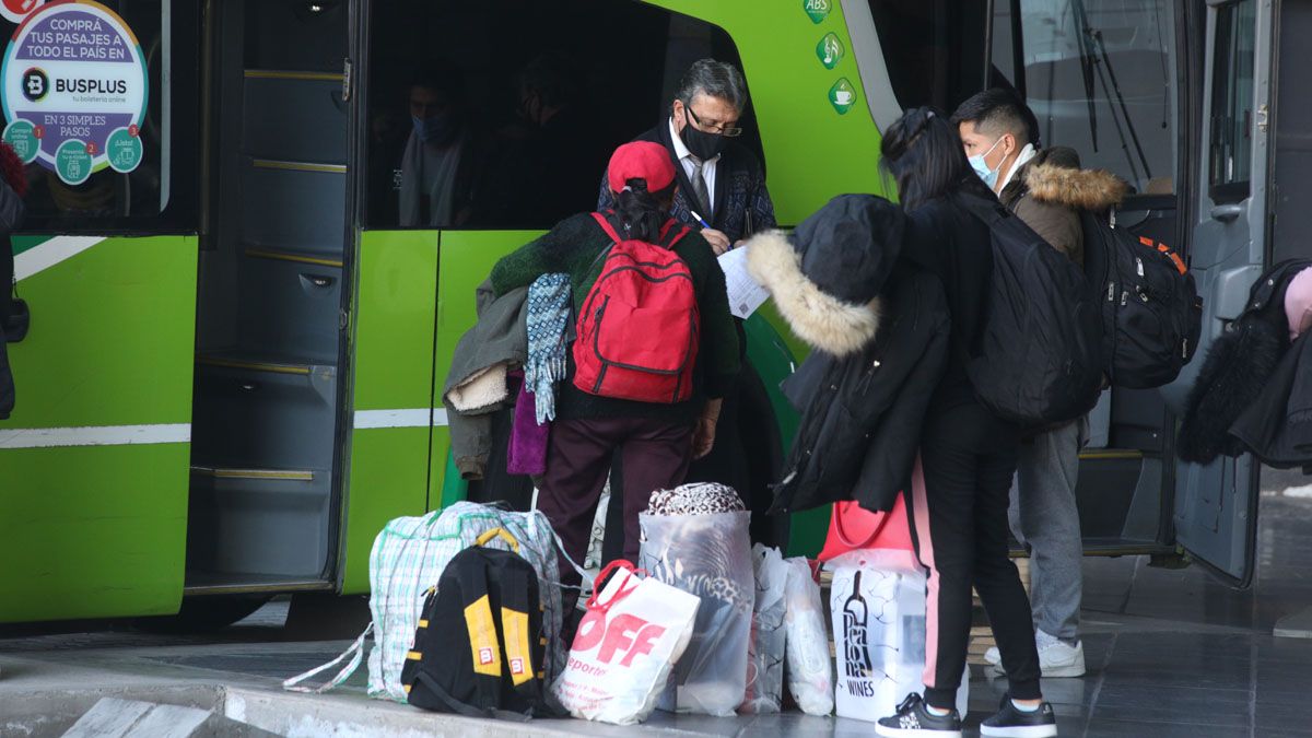 Iniciado el receso invernal en Buenos Aires, en la Terminal aumentaron las llegadas de micros, pasando de unos 7 u 8 de la semana pasada a 12, este lunes.