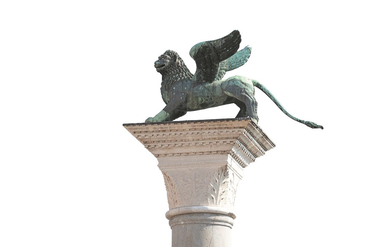 La estatua del león alado se encuentra sobre una columna de granito en la Plaza de San Marcos en Venecia