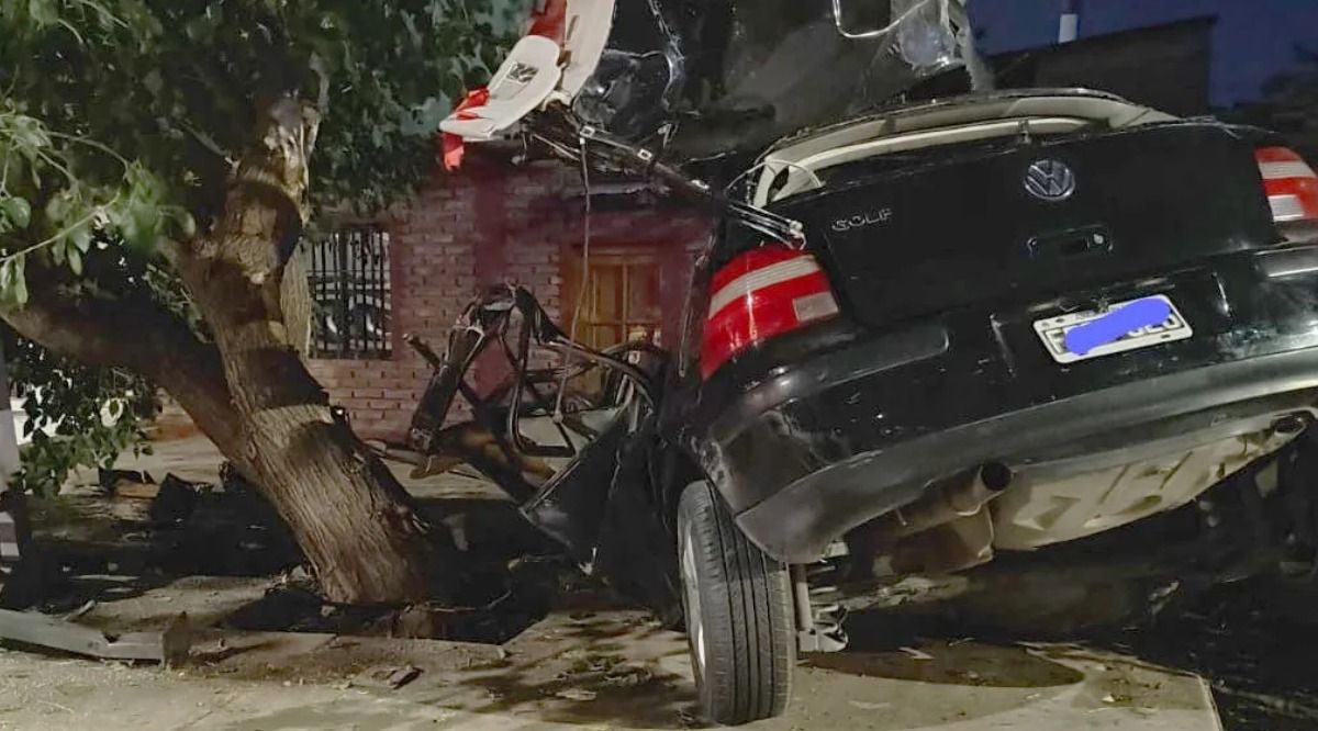 El VW Golf del accidente en Godoy Cruz quedó casi abrazado a un árbol en la mano Norte de la Avenida San Martín, frente a Palmares. El VW Golf del accidente en Godoy Cruz quedó casi abrazado a un árbol en la mano Norte de la Avenida San Martín, frente a Palmares.