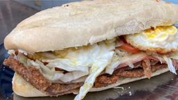El famoso sandwich de milanesa tucumano a un precio de no creer.