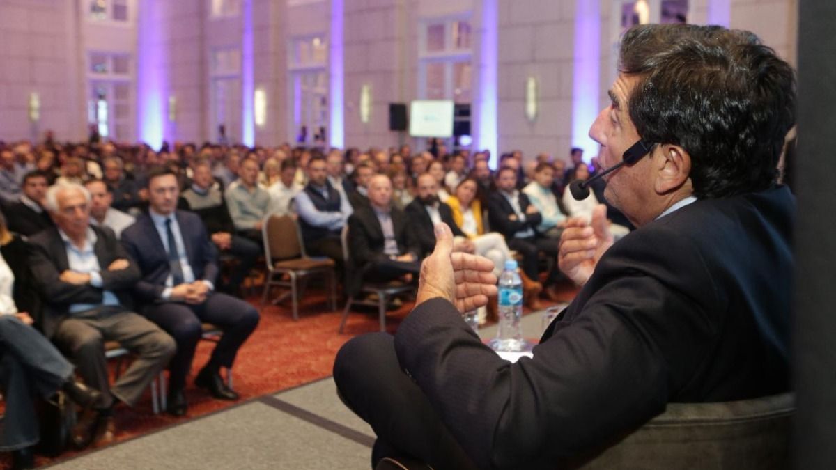 A sala llena. Melconian explicando su plan. En la primera fila puede verse al candidato a la vicepresidencia de JxC, el mendocino Luis Petri.