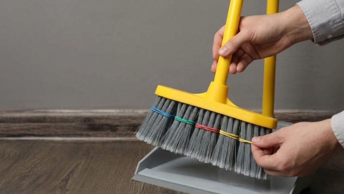 Colocar bandas elásticas en las cerdas de la escoba: por qué recomiendan hacerlo y para qué sirve