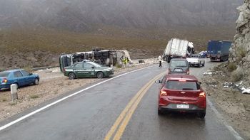 Chocaron de frente dos camiones en la ruta a Chile