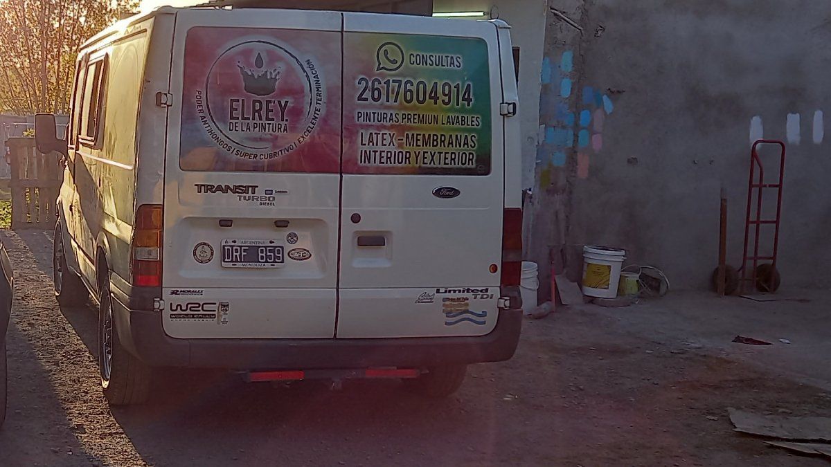 La camioneta con la que repartían luego de concretar la estafa por Facebook.
