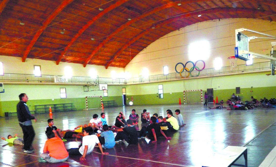 Si llueve, más de 600 personas se quedan sin hacer deportes en el polideportivo de Tupungato