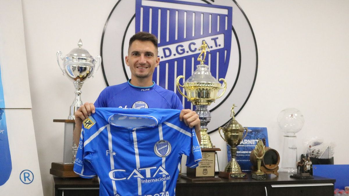 Cainelli luce con orgullo la camiseta del Tomba.