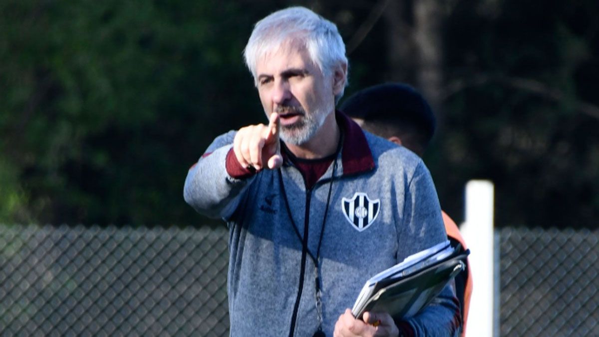 Adrián Adrover, DT de Central Córdoba que jugará ante Patronato un partido clave en la tabla de promedios de la Liga Profesional