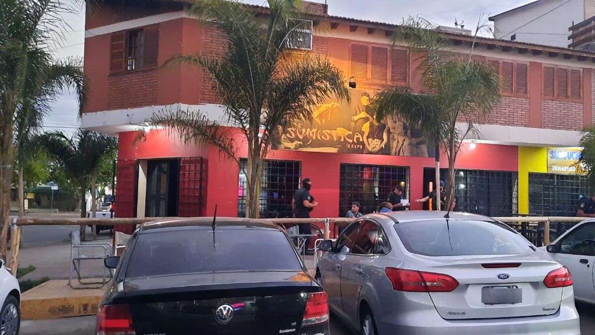 Los detenidos estaban en un bar a metros de la estación de servicio Axion de Ignacio Molina y Adolfo Calle, de Guaymallén.