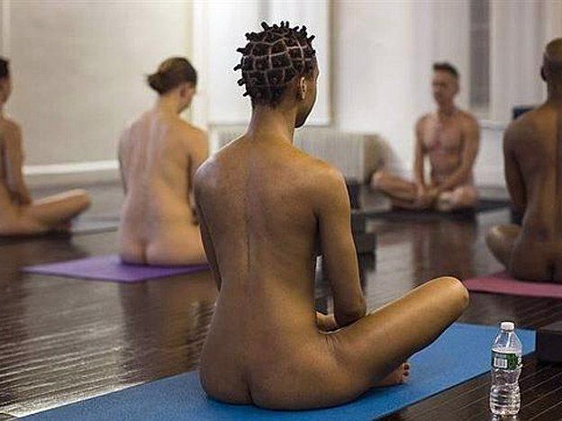 ¡Ommmm! El yoga nudista se puso de moda