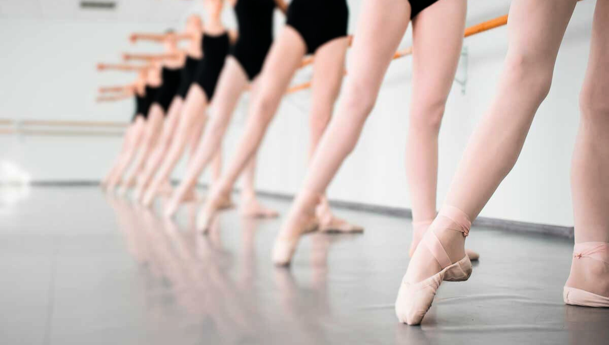 La danza clásica es una forma de baile que basa sus movimientos delicados en el control del cuerpo