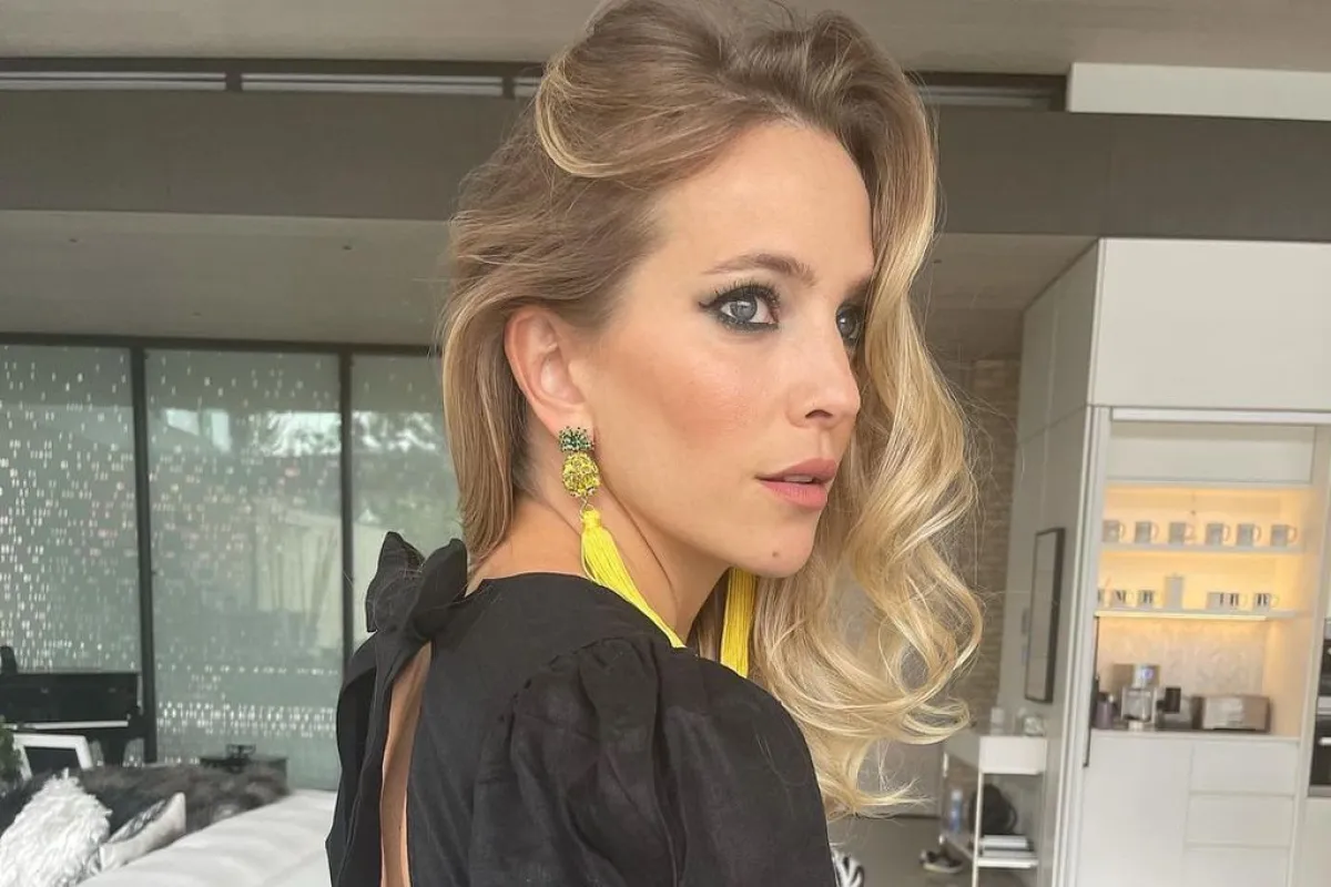 A sus 37, Luisana Lopilato confirma que es la reina de la enteriza ultra XS cavada y paraliza el Caribe