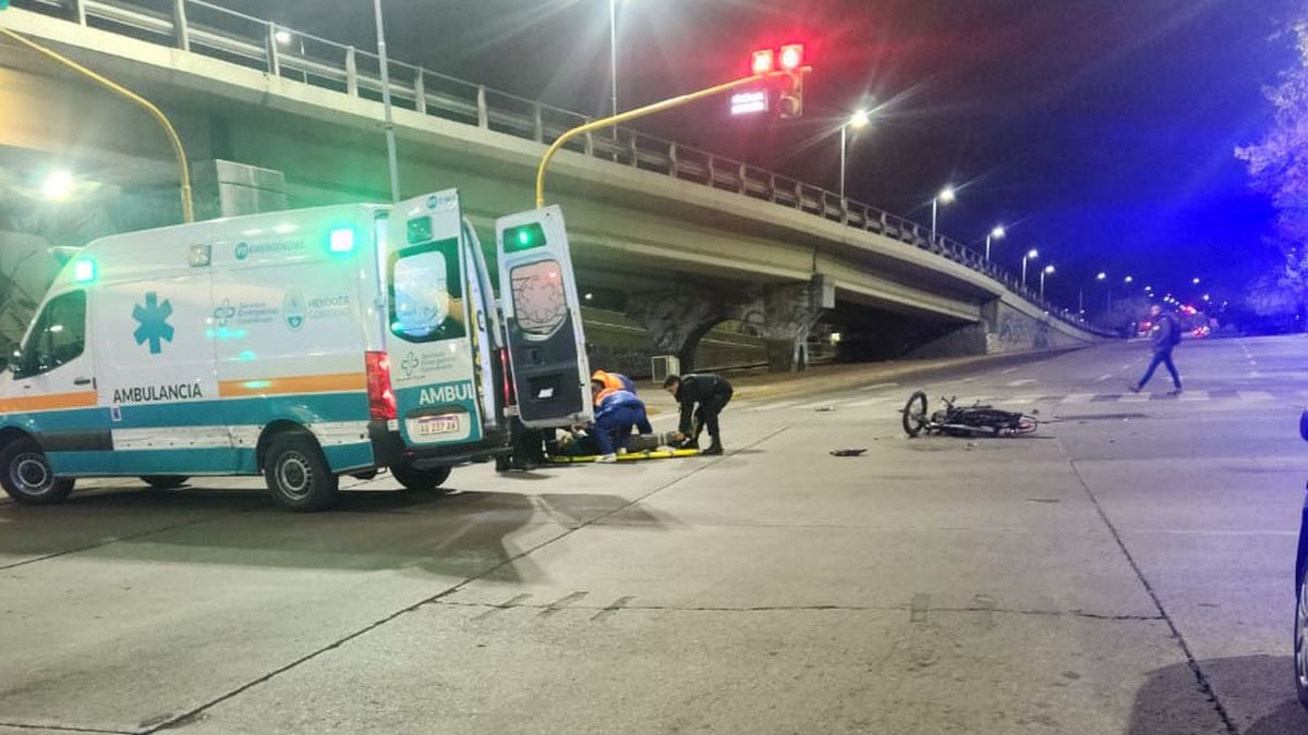 El motociclista atropellado tiene 21 años y sufrió la fractura de su brazo izquierdo. Fue llevado al Hospital Central mientras buscan al autor del accidente. Foto: Gentileza.