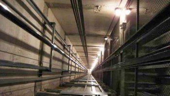 Salvó su vida por milagro tras caer por el hueco del ascensor desde el piso 30