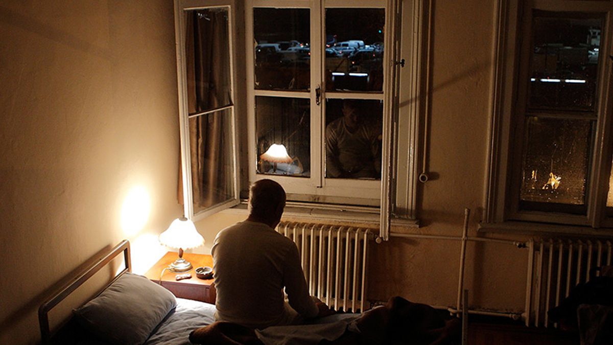 No es bueno para el organismo comenzar el día cuando aún es de noche. Atrasar los relojes una hora solucionaría este problema.