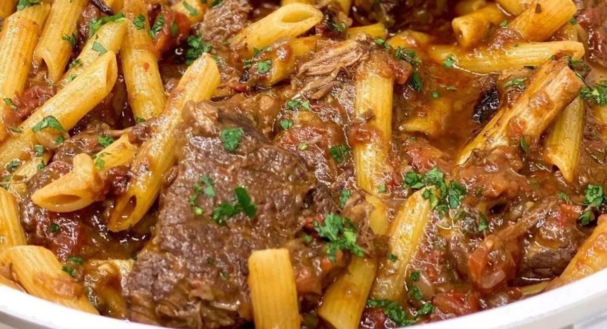 El guiso de carne y verduras es un plato sabroso y nutritivo, con agregado de fideos para una combinación perfecta El guiso de carne y verduras es un plato sabroso y nutritivo, con agregado de fideos para una combinación perfecta