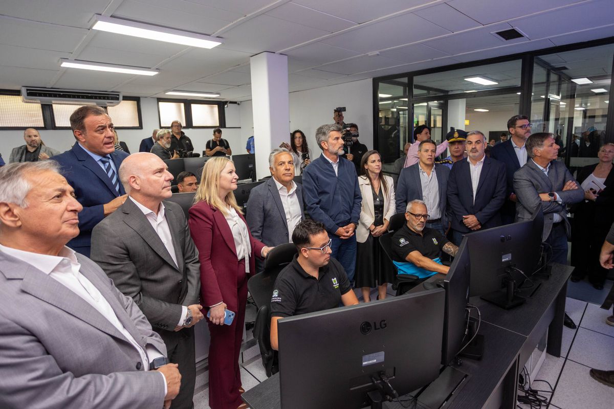 Los funcionarios que participaron de la recorrida del nuevo centro de monitoreo y videovigilancia de la Ciudad de Mendoza. Los funcionarios que participaron de la recorrida del nuevo centro de monitoreo y videovigilancia de la Ciudad de Mendoza.