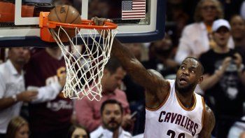 Cavaliers venció a Warriors por 120 a 90 y siguen en la lucha