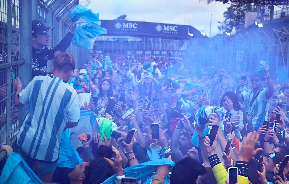 Franco Colapinto junto a su hinchada en Brasil.