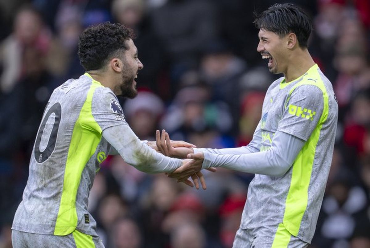El Manchester City alcanzó momentáneamente la cima de la Premier League al ganarle de visitante al Nottingham Forest.