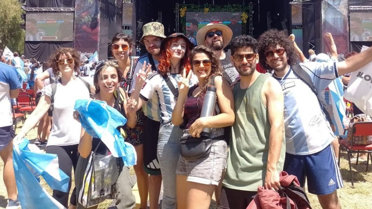 Uno de los lugares más concurridos por hinchas de la selección argentina fue el fan point del Parque San Vicente, de Godoy Cruz, donde hubo máxima algarabía por la obtención de la Copa de la FIFA en el Mundial de Qatar 2022.