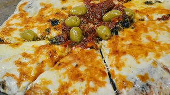 Receta de chimichurri pizzero que se elabora en minutos y realza el sabor de la pizza Receta de chimichurri pizzero que se elabora en minutos y realza el sabor de la pizza