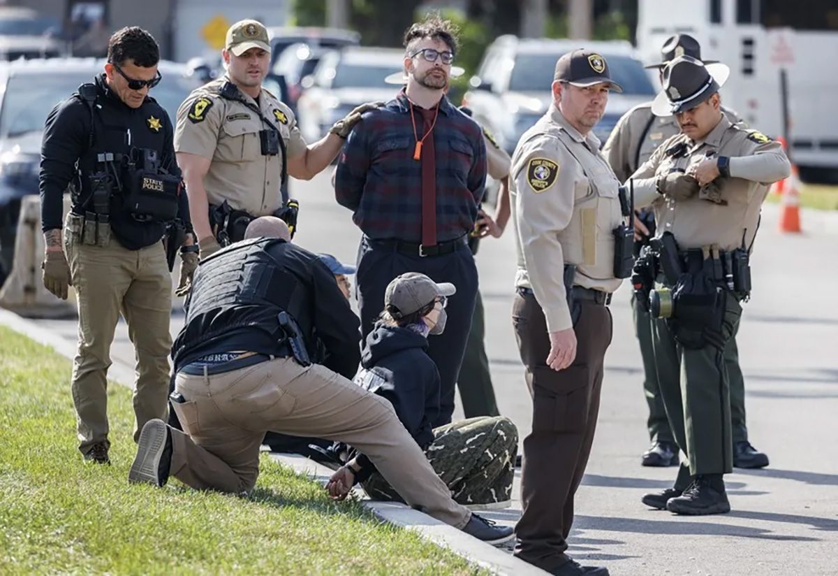 Autoridades detienen a personas que participan en una protesta contra el Servicio de Control de Inmigración y Aduanas (ICE) cerca de Chicago, en Broadview, Illinois, el 17 de octubre de 2025. Crédito: EFE/Cristóbal Herrera.
